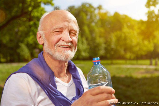 totaler Haarausfall, Herzpatienten - Trinkmenge, Mann in der Natur mit einer Wasserflasche